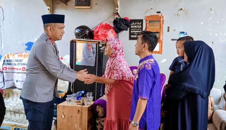 Duka dan Empati Polres Tangsel, Kapolres AKBP Boy Jumalolo Layat ke Rumah Korban Ledakan Pasar Cimanggis