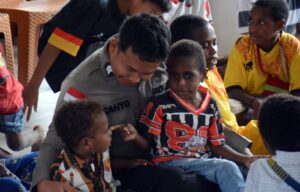 Kehangatan Satgas Damai Cartenz di Santa Susana Timika