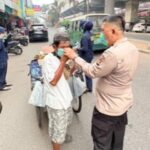 Lindungi Masyarakat, Polda Sumsel Bagikan 2.000 Masker dan Sarung Tangan Medis