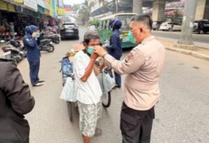Lindungi Masyarakat, Polda Sumsel Bagikan 2.000 Masker dan Sarung Tangan Medis