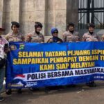 Wow! Humanisnya Polwan Polda Metro Jaya Sambut Peserta Aksi, Ada Spanduk Ucapan Selamat Datang