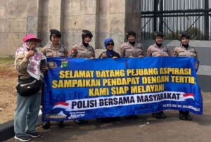 Wow! Humanisnya Polwan Polda Metro Jaya Sambut Peserta Aksi, Ada Spanduk Ucapan Selamat Datang