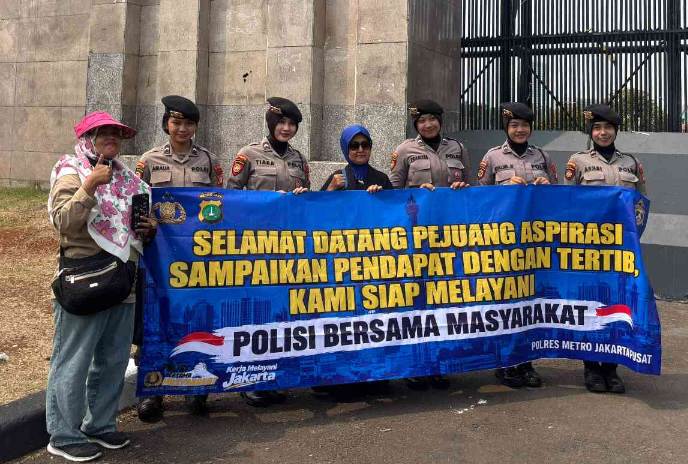 Wow! Humanisnya Polwan Polda Metro Jaya Sambut Peserta Aksi, Ada Spanduk Ucapan Selamat Datang