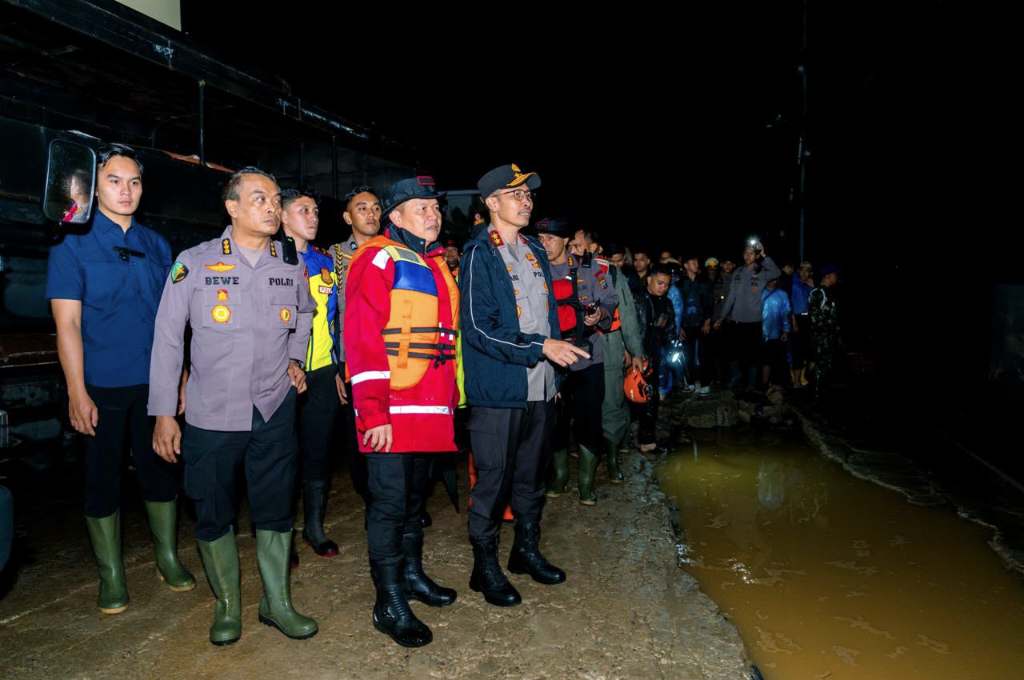 Kecepatan Kunci Cegah Korban Banjir di Padang, Polri Terjunkan Ratusan Personel