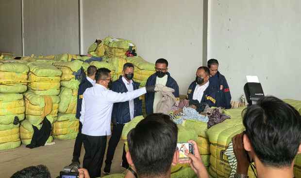 Lindungi Kepentingan Nasional, Dirtipideksus Bareskrim Sikat Penyelundup 1.257 Balpres di Subang