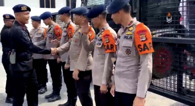 Kuatkan Barisan Padamkan Karhutla, Polri Kerahkan Tambahan Personel Brimob Lintas Daerah