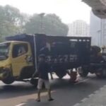 Petugas Evakuasi Truk Tabrak Separator Busway, Kemacetan Parah di Cawang Terurai