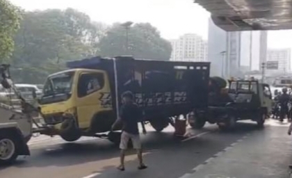 Petugas Evakuasi Truk Tabrak Separator Busway, Kemacetan Parah di Cawang Terurai