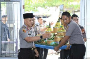 Serahkan Tumpeng di Hari Santri, Polda Bengkulu Puji Kontribusi Ponpes untuk Bangsa