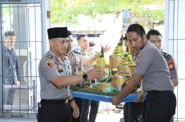 Serahkan Tumpeng di Hari Santri, Polda Bengkulu Puji Kontribusi Ponpes untuk Bangsa