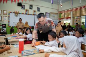 Visionernya Komjen Dadang Hartanto Bangun Karakter Tertib dan Peduli: Ajak Ngobrol Siswa SD dan Kenalkan Layanan Polisi 110