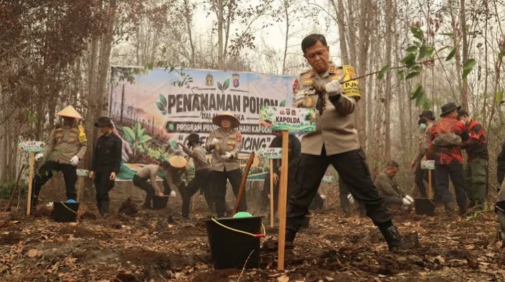 Laksanakan Green Policing Program Prioritas 100 Hari Kapolri, Polda Kalteng Tanam Pohon Belangiran di Lokasi Eks Karhutla