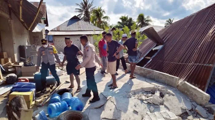 Aksi Cepat Polri di Balik Reruntuhan Guncangan Gempa di Manggarai Timur