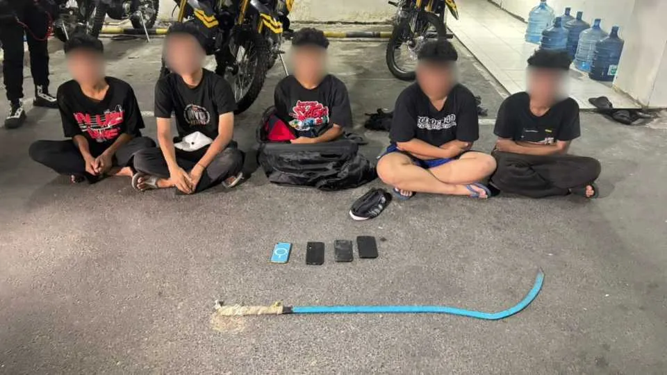 Brimob Polda Metro Jaya Bubarkan Tawuran di Jatinegara, 5 Pemuda Ditangkap dan 1 Sajam Disita