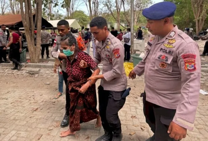 Kala Seragam Polisi Hadir Mengusap Duka Korban Gempa di NTT