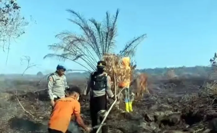 Lancang Kuning Berbunyi, Polisi Berjibaku Padamkan Karhutla di Tapteng