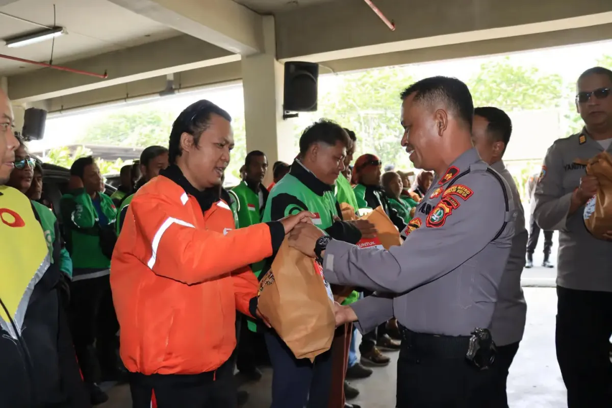 Bagikan Sembako, Polres Metro Bekasi Kota Gandeng Ojol Jaga Kamtibmas